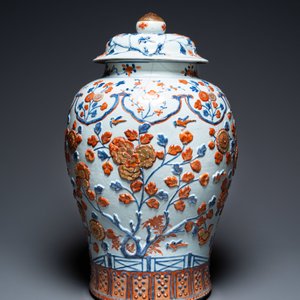 Un très grand vase couvert en porcelaine de Chine de style Imari à décor floral appliqué, Kangxi — photo 4
