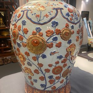 Un très grand vase couvert en porcelaine de Chine de style Imari à décor floral appliqué, Kangxi — photo 8