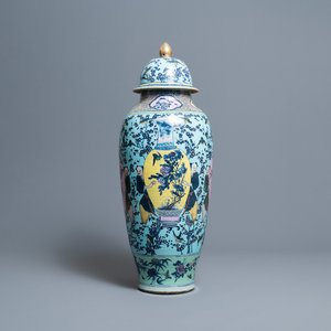 Un très grand vase couvert en porcelaine de Chine famille rose à fond turquoise, 19ème — photo 1