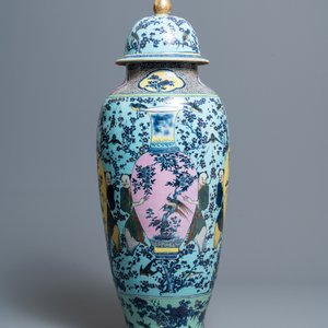 Un très grand vase couvert en porcelaine de Chine famille rose à fond turquoise, 19ème — photo 3