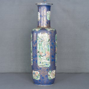 Un très grand vase de forme rouleau en porcelaine de Chine famille verte sur fond bleu poudré, Chine, Kangxi — photo 11