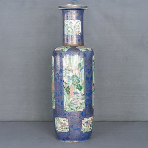 Un très grand vase de forme rouleau en porcelaine de Chine famille verte sur fond bleu poudré, Chine, Kangxi — photo 12