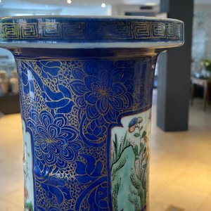 Un très grand vase de forme rouleau en porcelaine de Chine famille verte sur fond bleu poudré, Chine, Kangxi — photo 16
