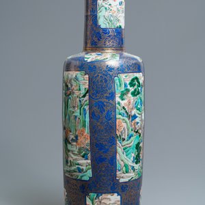 Un très grand vase de forme rouleau en porcelaine de Chine famille verte sur fond bleu poudré, Chine, Kangxi — photo 2