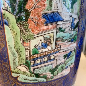 Un très grand vase de forme rouleau en porcelaine de Chine famille verte sur fond bleu poudré, Chine, Kangxi — photo 22