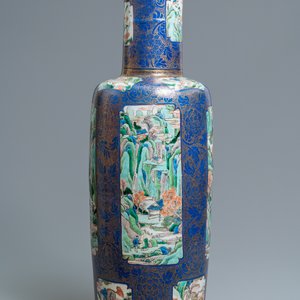 Un très grand vase de forme rouleau en porcelaine de Chine famille verte sur fond bleu poudré, Chine, Kangxi — photo 3