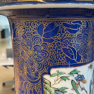 Un très grand vase de forme rouleau en porcelaine de Chine famille verte sur fond bleu poudré, Chine, Kangxi — photo 36