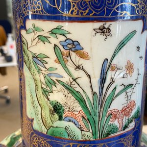 Un très grand vase de forme rouleau en porcelaine de Chine famille verte sur fond bleu poudré, Chine, Kangxi — photo 39