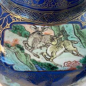 Un très grand vase de forme rouleau en porcelaine de Chine famille verte sur fond bleu poudré, Chine, Kangxi — photo 40