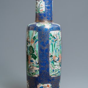 Un très grand vase de forme rouleau en porcelaine de Chine famille verte sur fond bleu poudré, Chine, Kangxi — photo 4