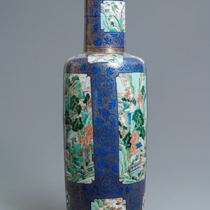 Un très grand vase de forme rouleau en porcelaine de Chine famille verte sur fond bleu poudré, Chine, Kangxi — photo 6