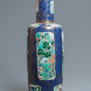 Un très grand vase de forme rouleau en porcelaine de Chine famille verte sur fond bleu poudré, Chine, Kangxi — photo 7