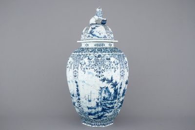 Un très grand vase en faïence de Delft bleu et blanc, ca. 1800