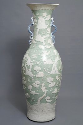 Un très grand vase en porcelaine de Chine à fond céladon, 19ème