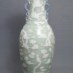 Un très grand vase en porcelaine de Chine à fond céladon, 19ème — photo 1