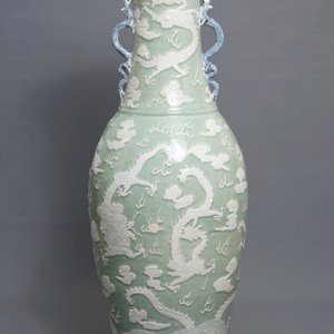 Un très grand vase en porcelaine de Chine à fond céladon, 19ème — photo 3