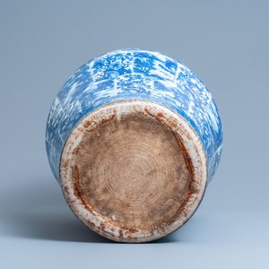 Un très grand vase en porcelaine de Chine en bleu et blanc, Kangxi — photo 5