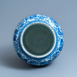 Un très grand vase en porcelaine de Chine en bleu et blanc, Kangxi — photo 6