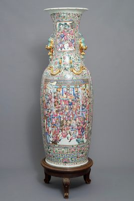 Un très grand vase en porcelaine de Chine famille rose, 19ème