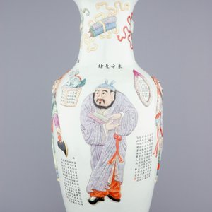 Un très grand vase en porcelaine de Chine famille rose à décor en relief de "Wu Shuang pu", 19ème — photo 3
