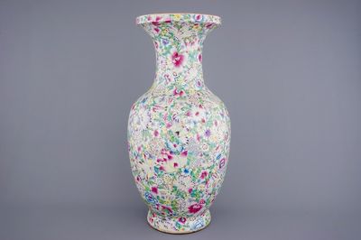 Un très grand vase en porcelaine de Chine famille rose à décor millefleurs, 19ème