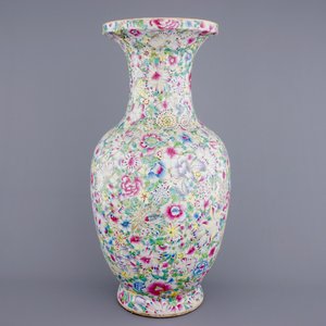 Un très grand vase en porcelaine de Chine famille rose à décor millefleurs, 19ème — photo 2