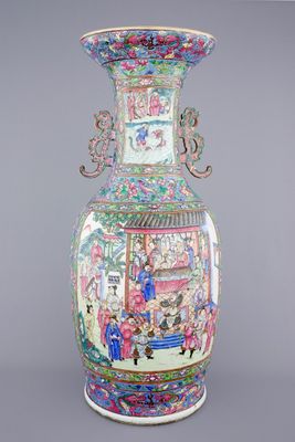 Un très grand vase en porcelaine de Chine famille rose sur fond bleu, 19ème