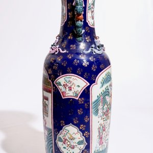 Un très grand vase en porcelaine de Chine famille rose sur fond bleu poudré, 20ème — photo 2
