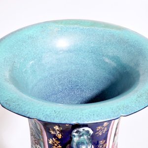Un très grand vase en porcelaine de Chine famille rose sur fond bleu poudré, 20ème — photo 6