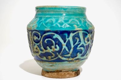 Un vase à décor de calligraphie en relief, Kashan, Iran, 12/13ème