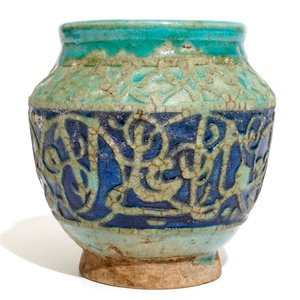 Un vase à décor de calligraphie en relief, Kashan, Iran, 12/13ème — photo 3
