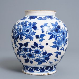 Un vase à décor de chinoiserie en faïence de Delft en bleu et blanc, Angleterre, 18ème — photo 2