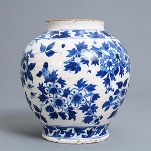 Un vase à décor de chinoiserie en faïence de Delft en bleu et blanc, Angleterre, 18ème — photo 3