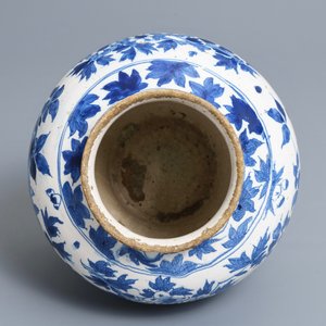 Un vase à décor de chinoiserie en faïence de Delft en bleu et blanc, Angleterre, 18ème — photo 6