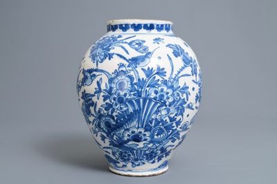 Un vase à décor de chinoiserie en faïence de Delft en bleu et blanc, Angleterre, 18ème