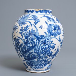 Un vase à décor de chinoiserie en faïence de Delft en bleu et blanc, Angleterre, 18ème — photo 3