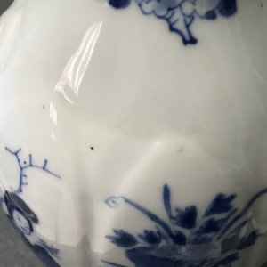 Un vase à décor de 'Longues Dames' en porcelaine de Chine bleu et blanc, Kangxi — photo 11