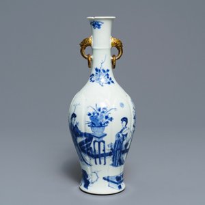 Un vase à décor de 'Longues Dames' en porcelaine de Chine bleu et blanc, Kangxi — photo 3