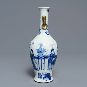 Un vase à décor de 'Longues Dames' en porcelaine de Chine bleu et blanc, Kangxi — photo 4