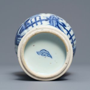 Un vase à décor de 'Longues Dames' en porcelaine de Chine bleu et blanc, Kangxi — photo 5