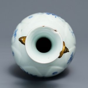 Un vase à décor de 'Longues Dames' en porcelaine de Chine bleu et blanc, Kangxi — photo 6