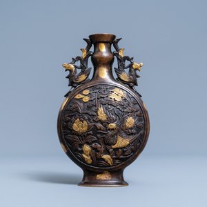 Un vase à décor de phénix en bronze tâché d'or, marque de Qianlong, 18/19ème — photo 1