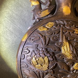 Un vase à décor de phénix en bronze tâché d'or, marque de Qianlong, 18/19ème — photo 12