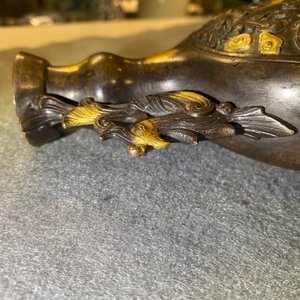 Un vase à décor de phénix en bronze tâché d'or, marque de Qianlong, 18/19ème — photo 17