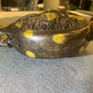 Un vase à décor de phénix en bronze tâché d'or, marque de Qianlong, 18/19ème — photo 18