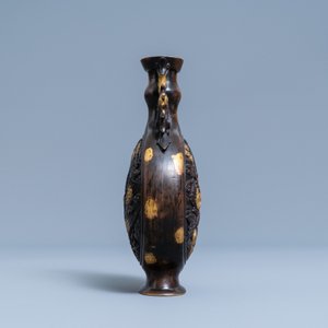Un vase à décor de phénix en bronze tâché d'or, marque de Qianlong, 18/19ème — photo 2