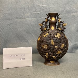 Un vase à décor de phénix en bronze tâché d'or, marque de Qianlong, 18/19ème — photo 22