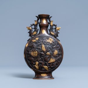 Un vase à décor de phénix en bronze tâché d'or, marque de Qianlong, 18/19ème — photo 3