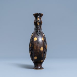 Un vase à décor de phénix en bronze tâché d'or, marque de Qianlong, 18/19ème — photo 4
