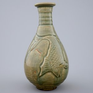 Un vase à décor de poissons en céladon foncé, Chine, 19/20ème — photo 3